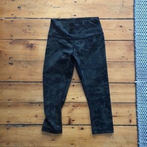 LuluLemon Size 8, Align crops.